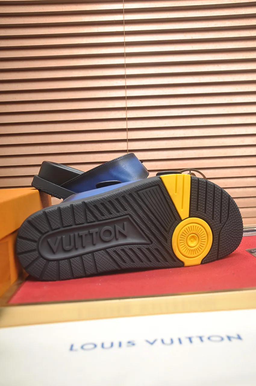 Men's shoes 💰400💶 [Louis Vuitton LV slippers] (high-end cowhide) counter 1:1 fashion style, a must-have for summer! The designer used LV’s iconic outsole. The original simple slippers instantly become fashionable! The upper is made of flexible special cowhide leather straps alternately, and the workmanship is exquisite! A must-have for stylish men in summer, size 38-45 (45 customized)